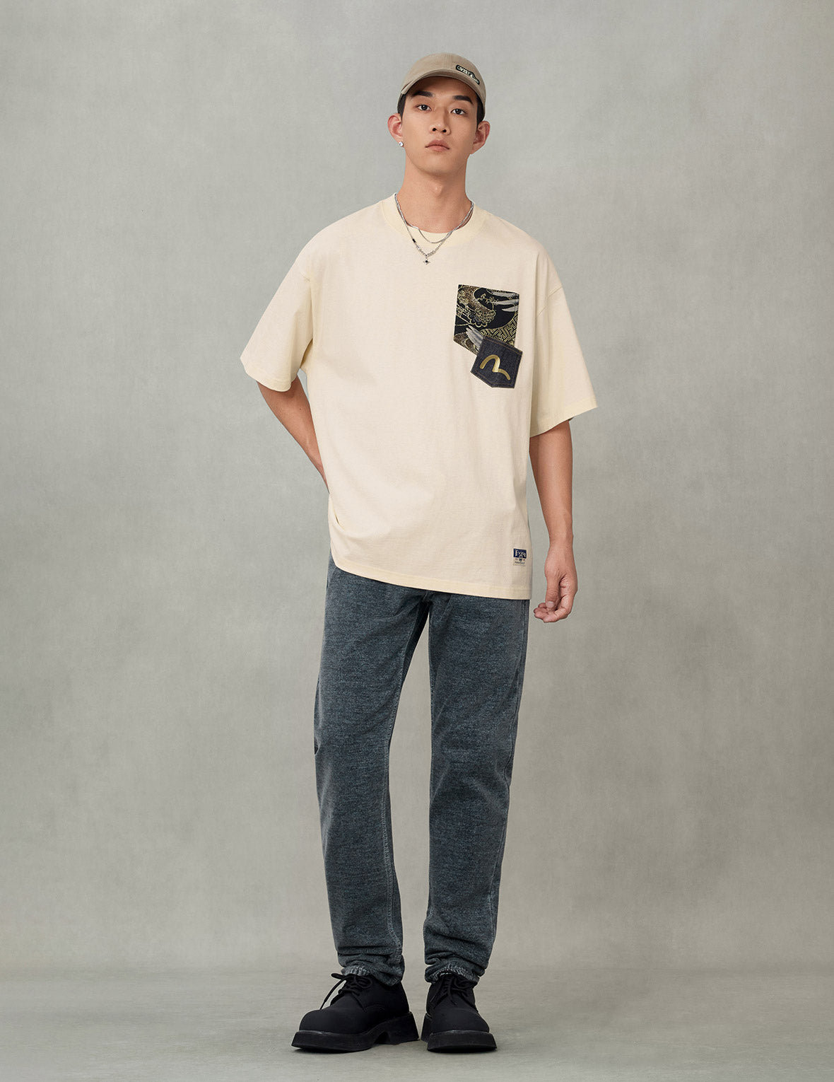 Washed Emboss Rivet Seagull Taper Fit Jeans #2017