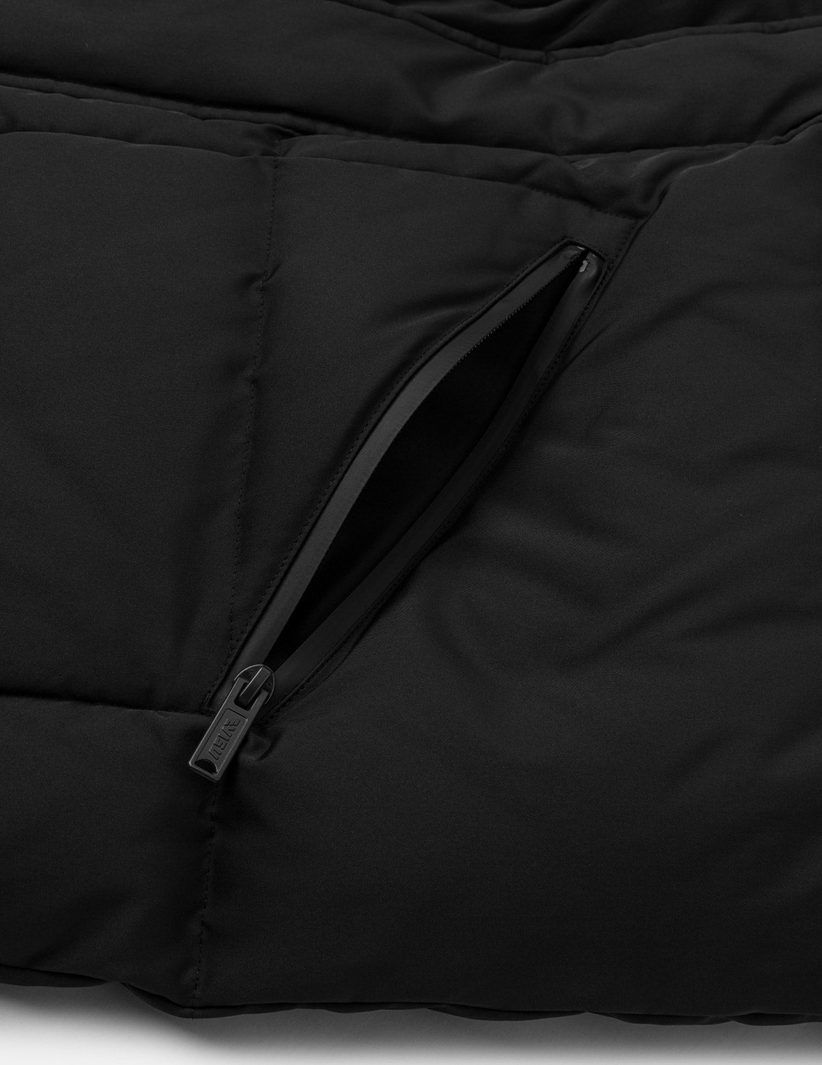 嵌条大M刺绣常规版型羽绒外套