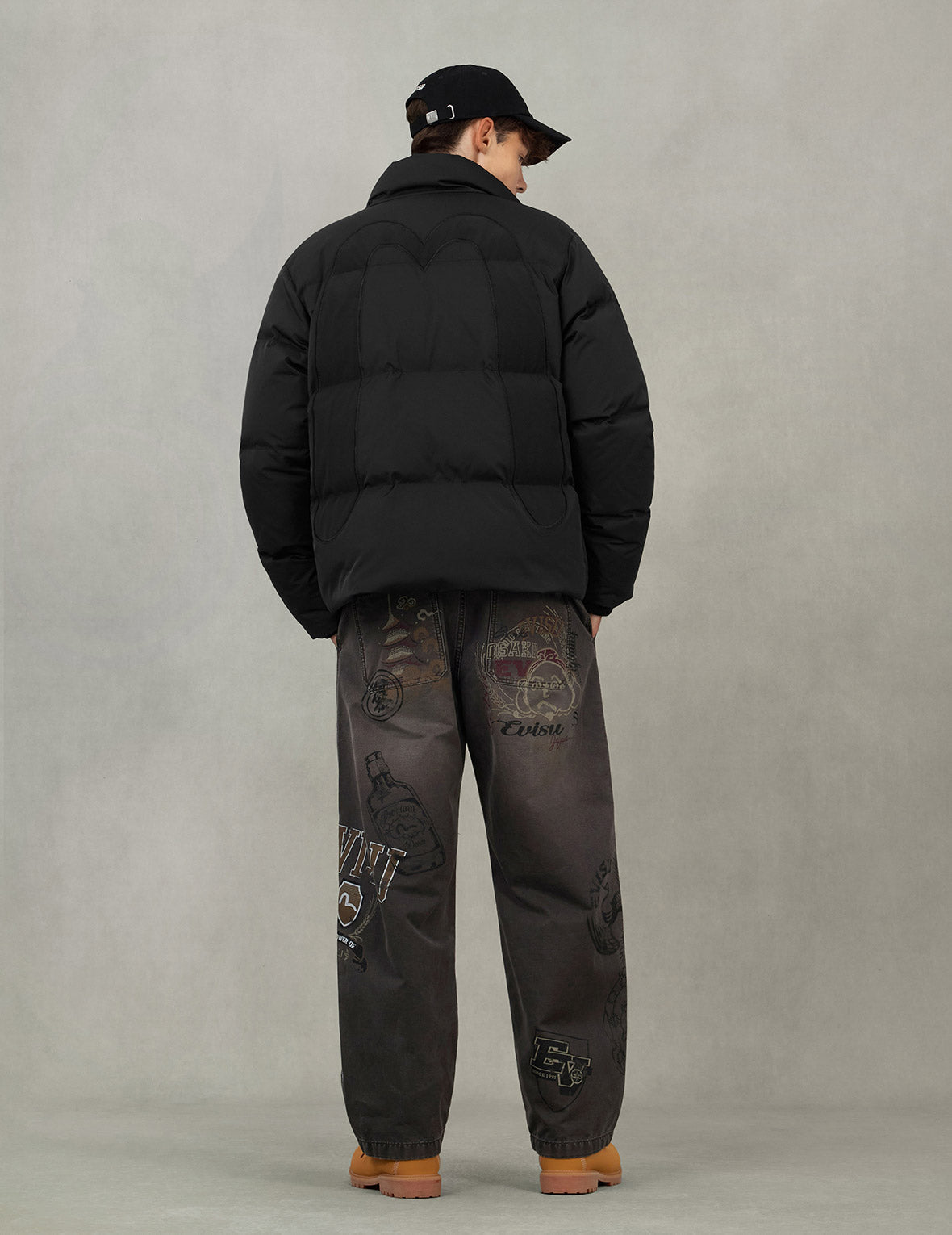 嵌条大M刺绣常规版型羽绒外套