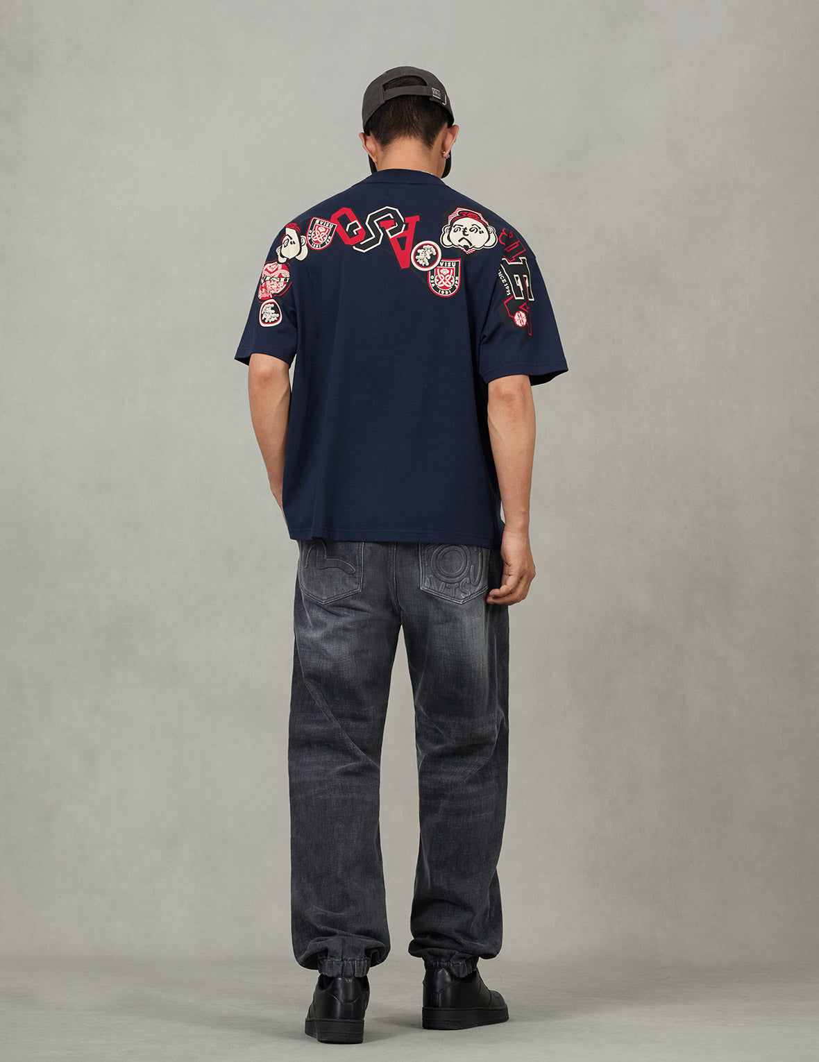 文字绘佛头和智慧之轮标签大M印花宽版休闲T恤