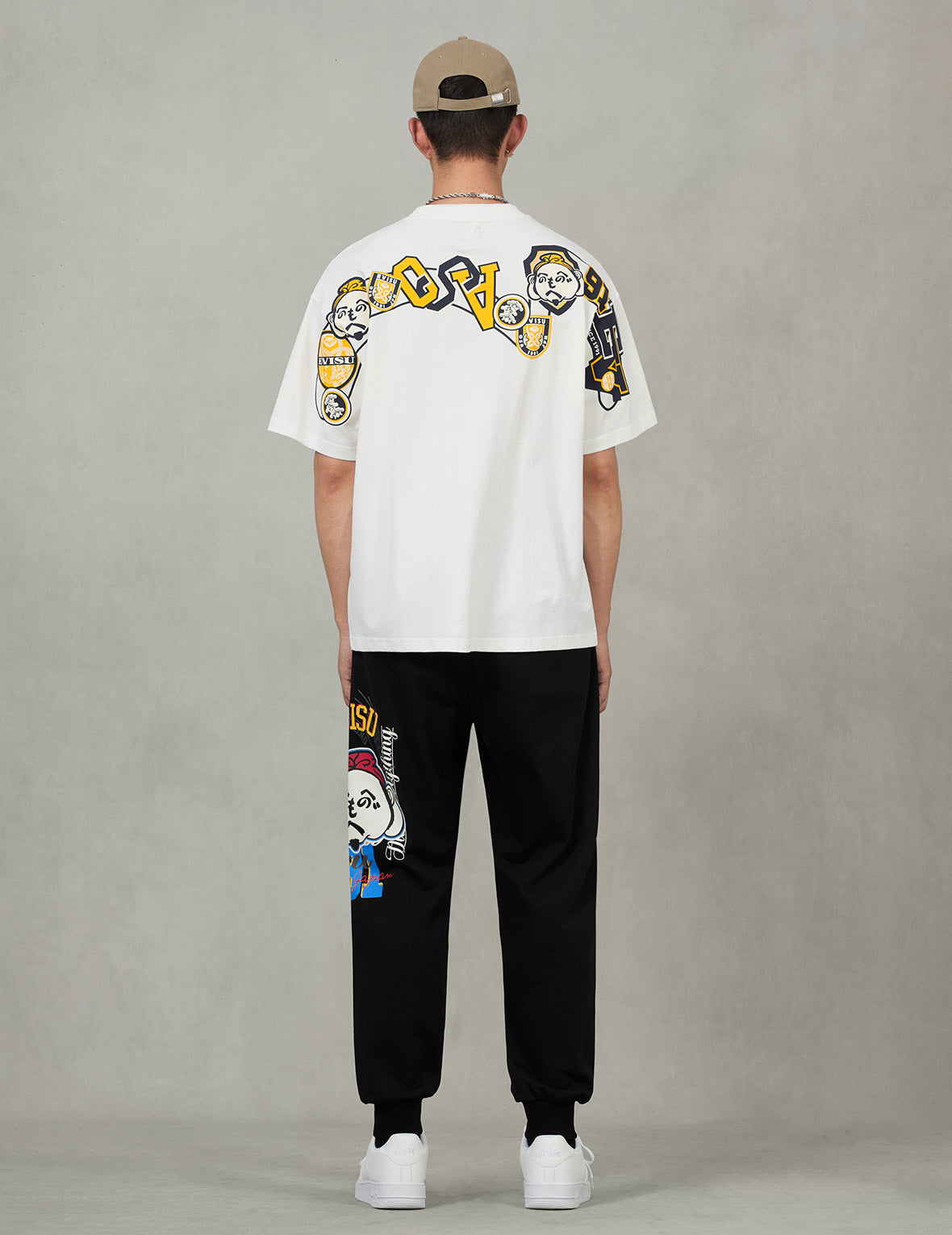 文字绘佛头和智慧之轮标签大M印花宽版休闲T恤