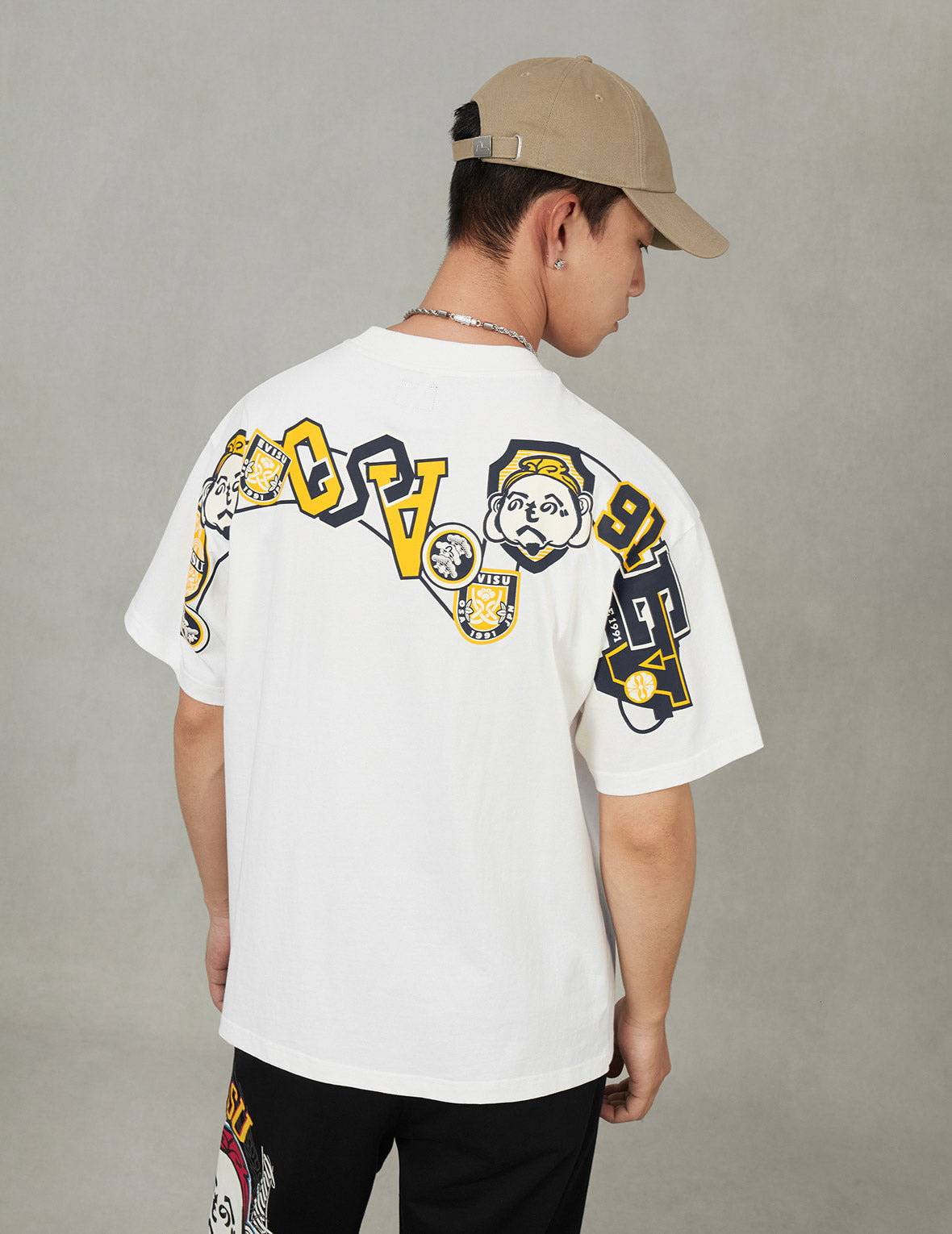 文字绘佛头和智慧之轮标签大M印花宽版休闲T恤