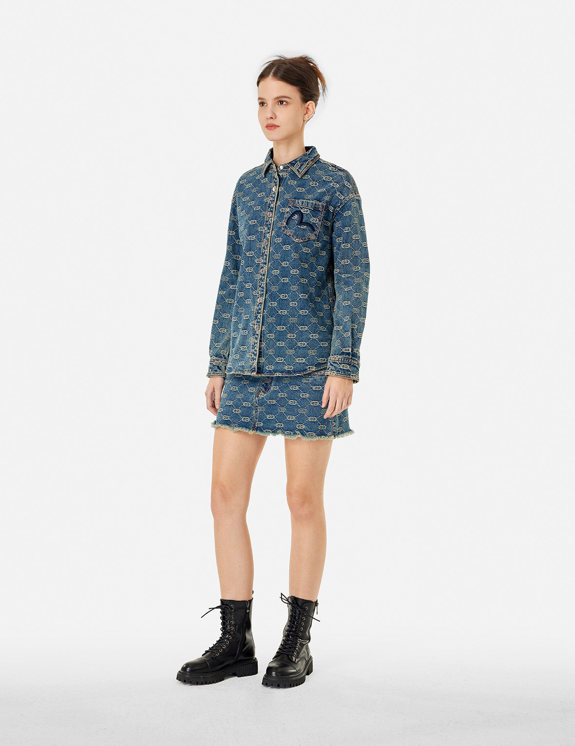 满地商标提花和海鸥刺绣男友款牛仔衬衫外套