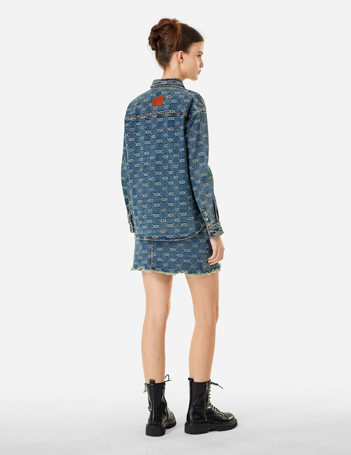 满地商标提花和海鸥刺绣男友款牛仔衬衫外套