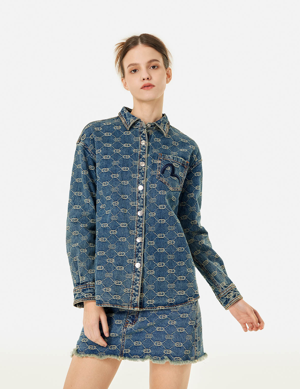 满地商标提花和海鸥刺绣男友款牛仔衬衫外套