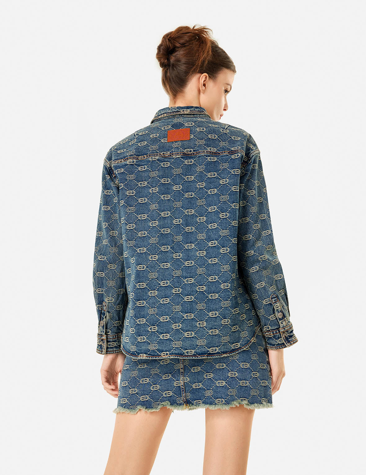 满地商标提花和海鸥刺绣男友款牛仔衬衫外套