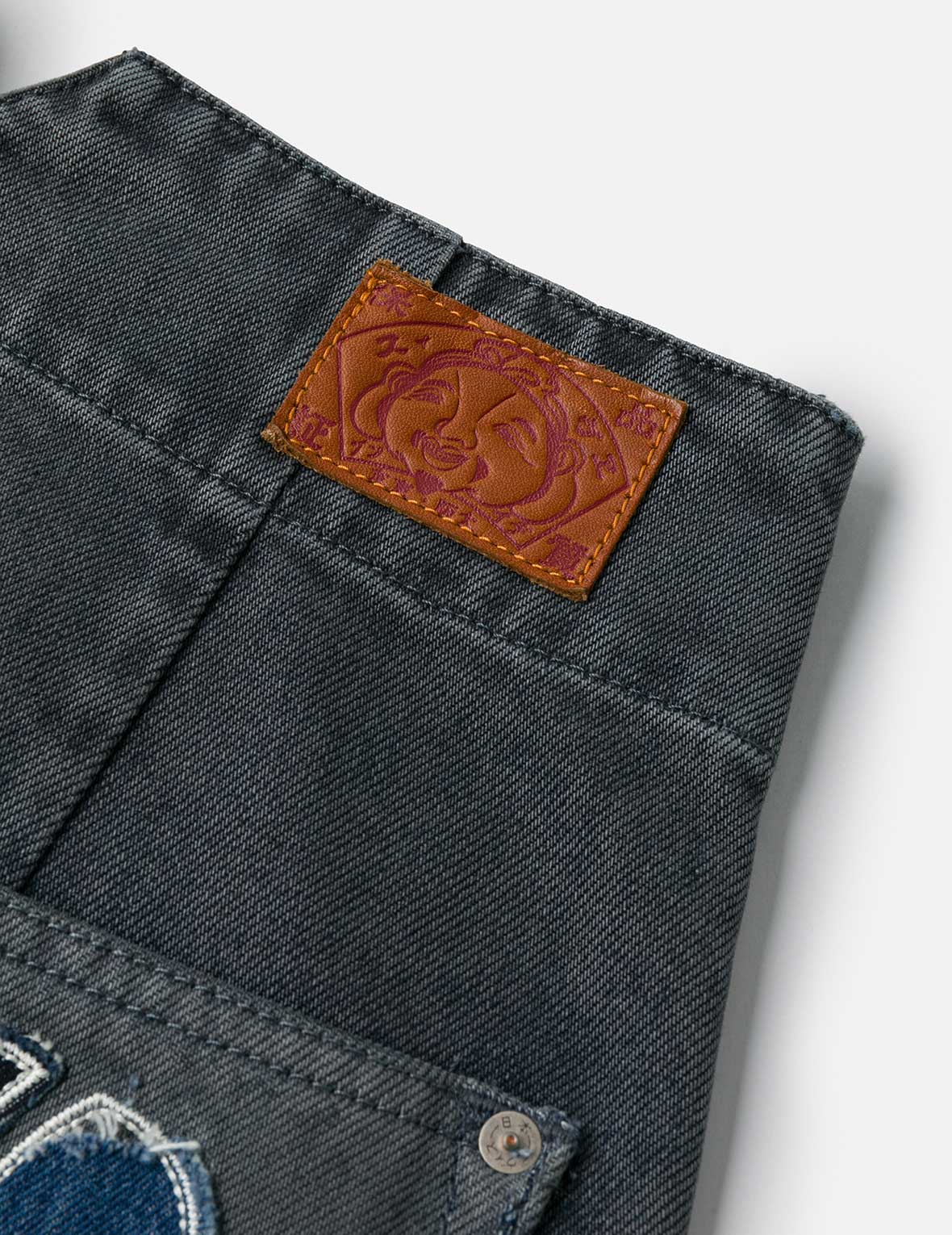 Distressed Kamon Appliqué Embroidery Balloon Fit Jeans