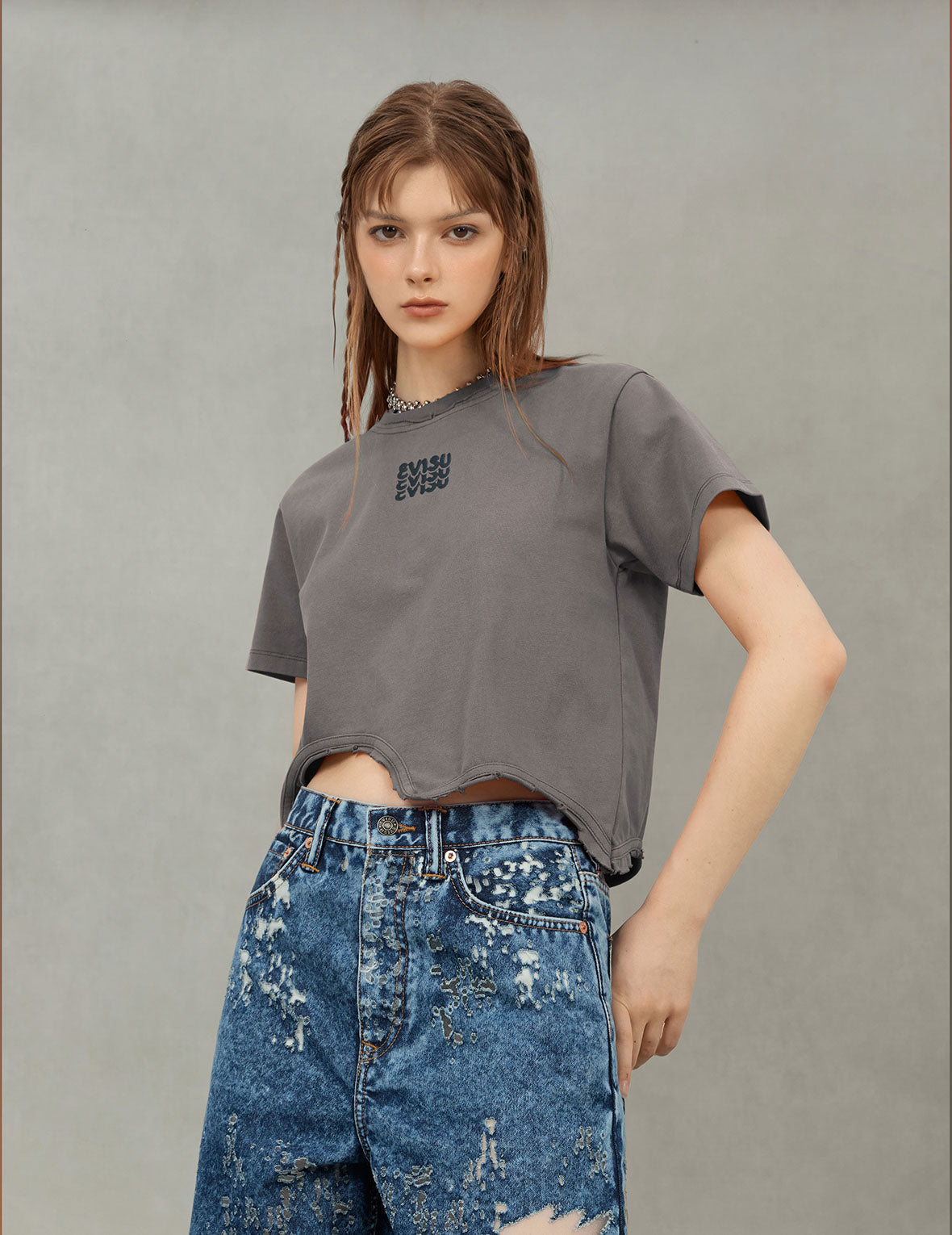 商标印花和破损细节时尚版型T恤