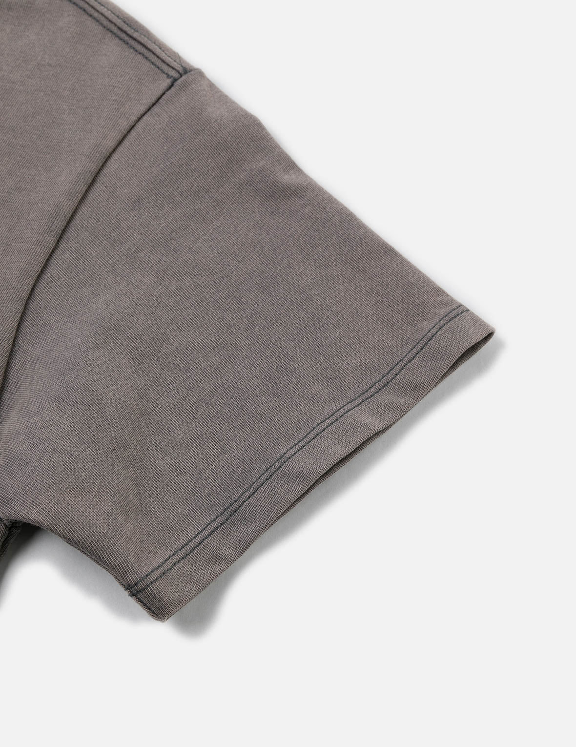 商标印花和破损细节时尚版型T恤