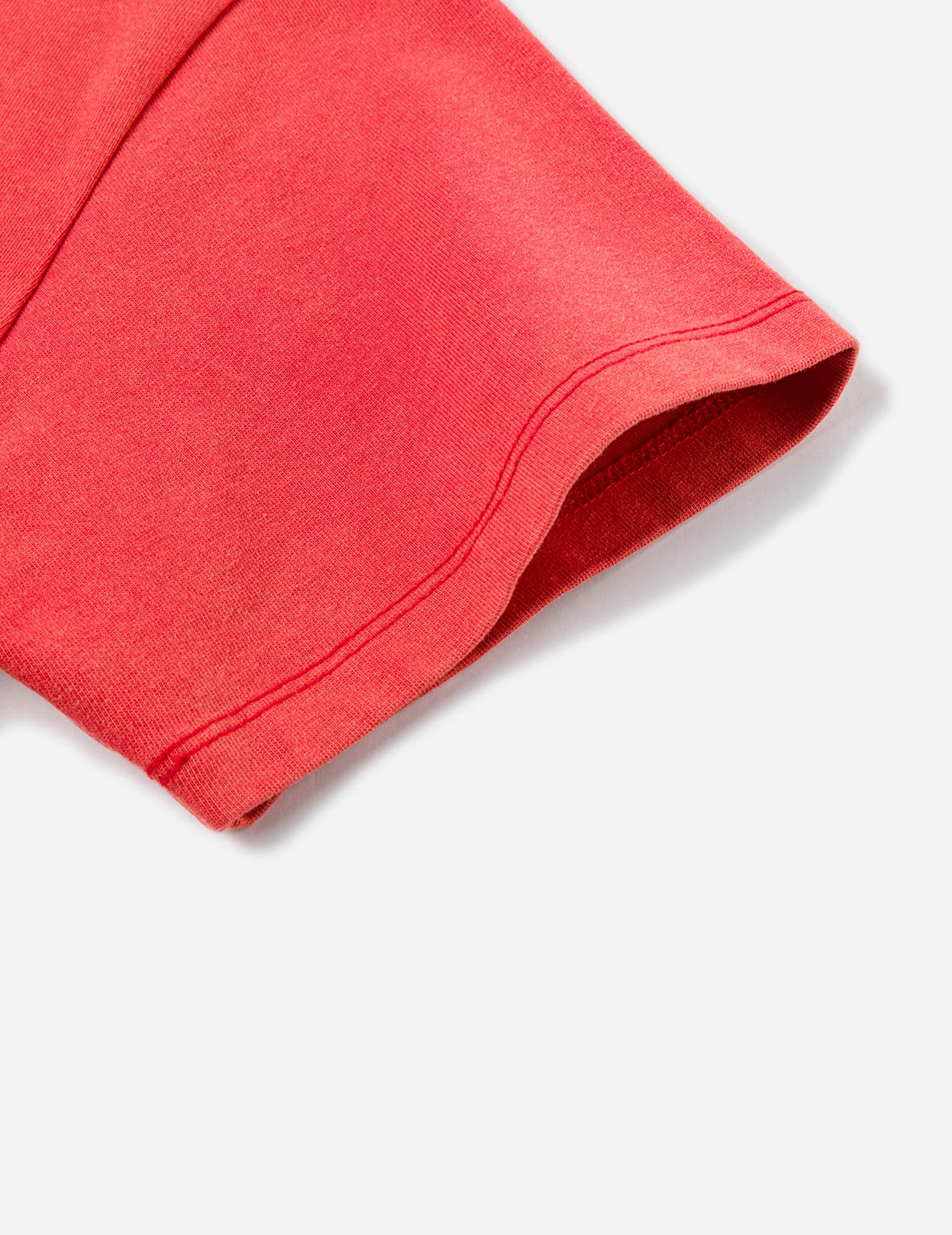 商标印花和破损细节时尚版型T恤