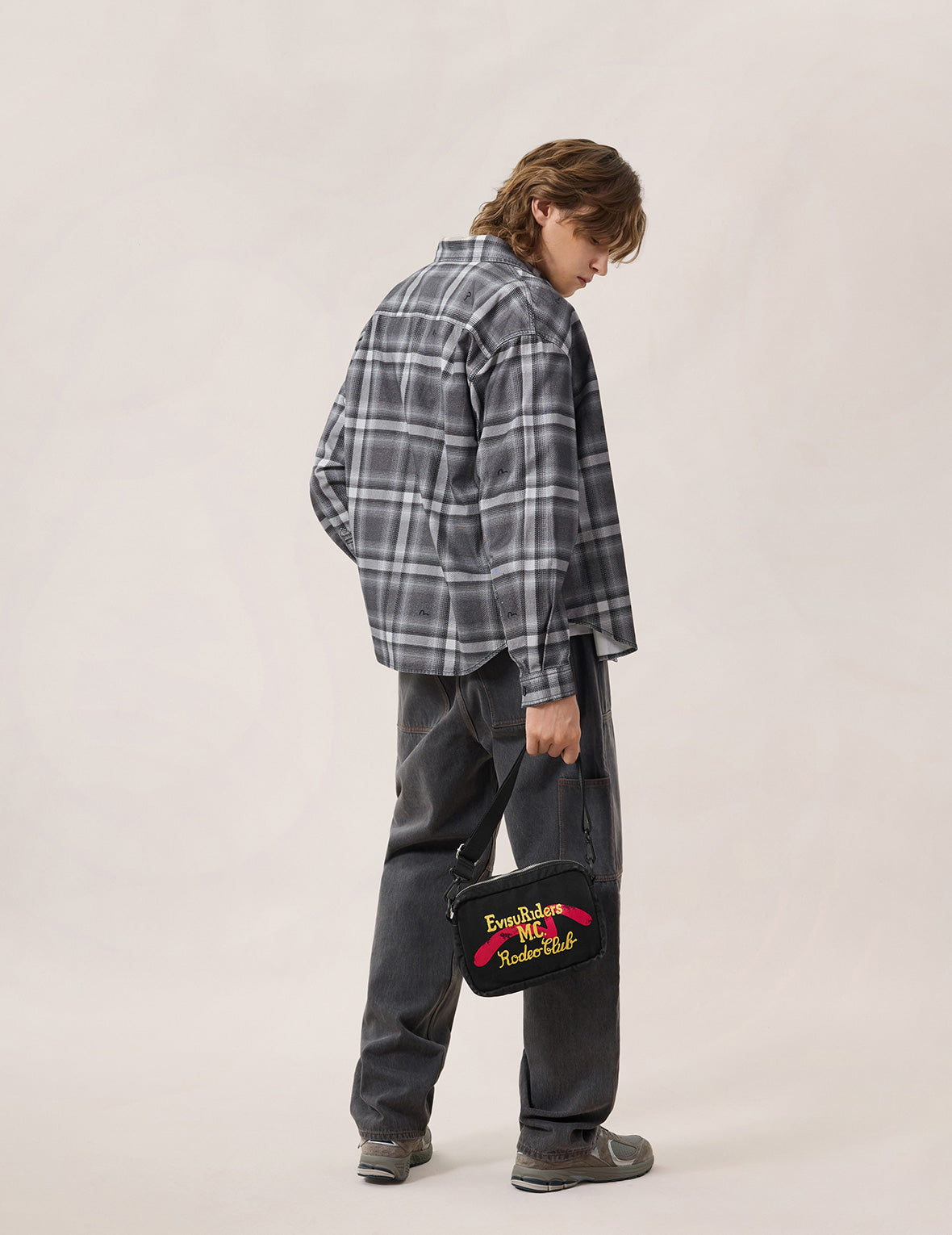 EVISU复古重洗水大M斜挎包