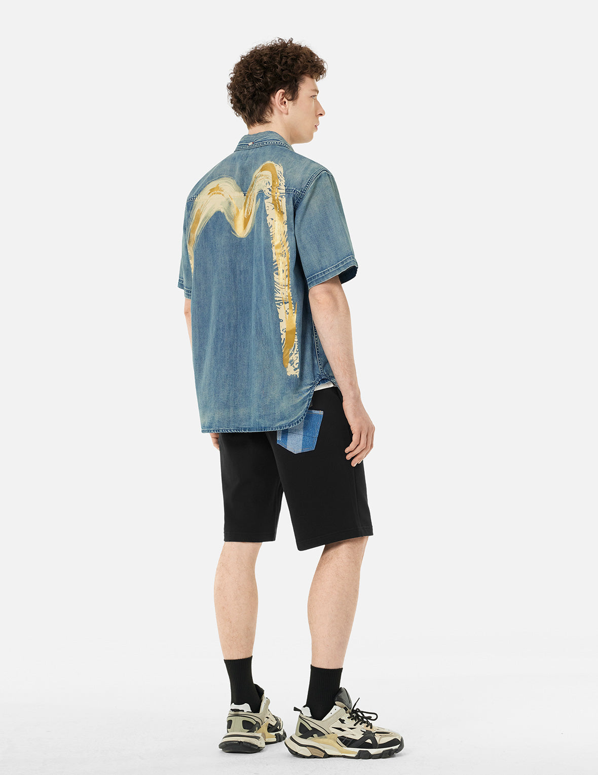 艺术笔触大M印花宽版休闲短袖牛仔衬衫