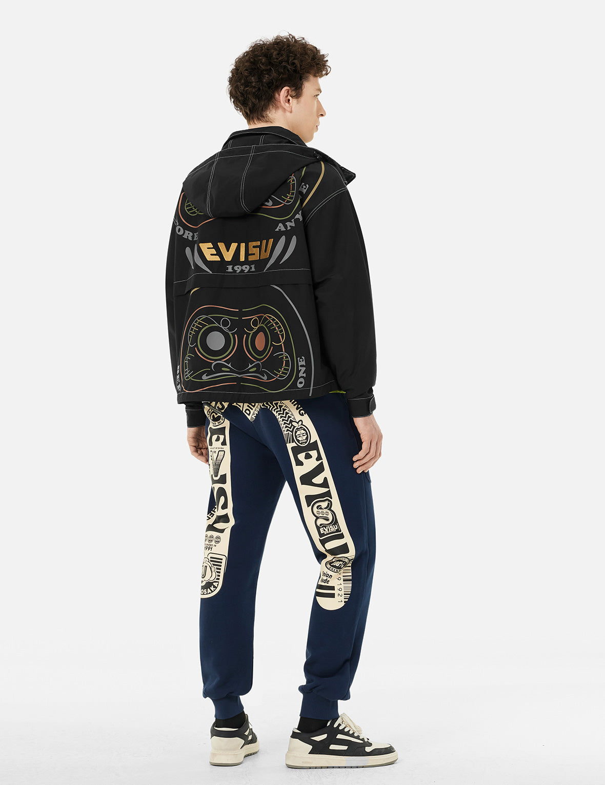 达摩印花和商标貼布宽版休闲连帽外套