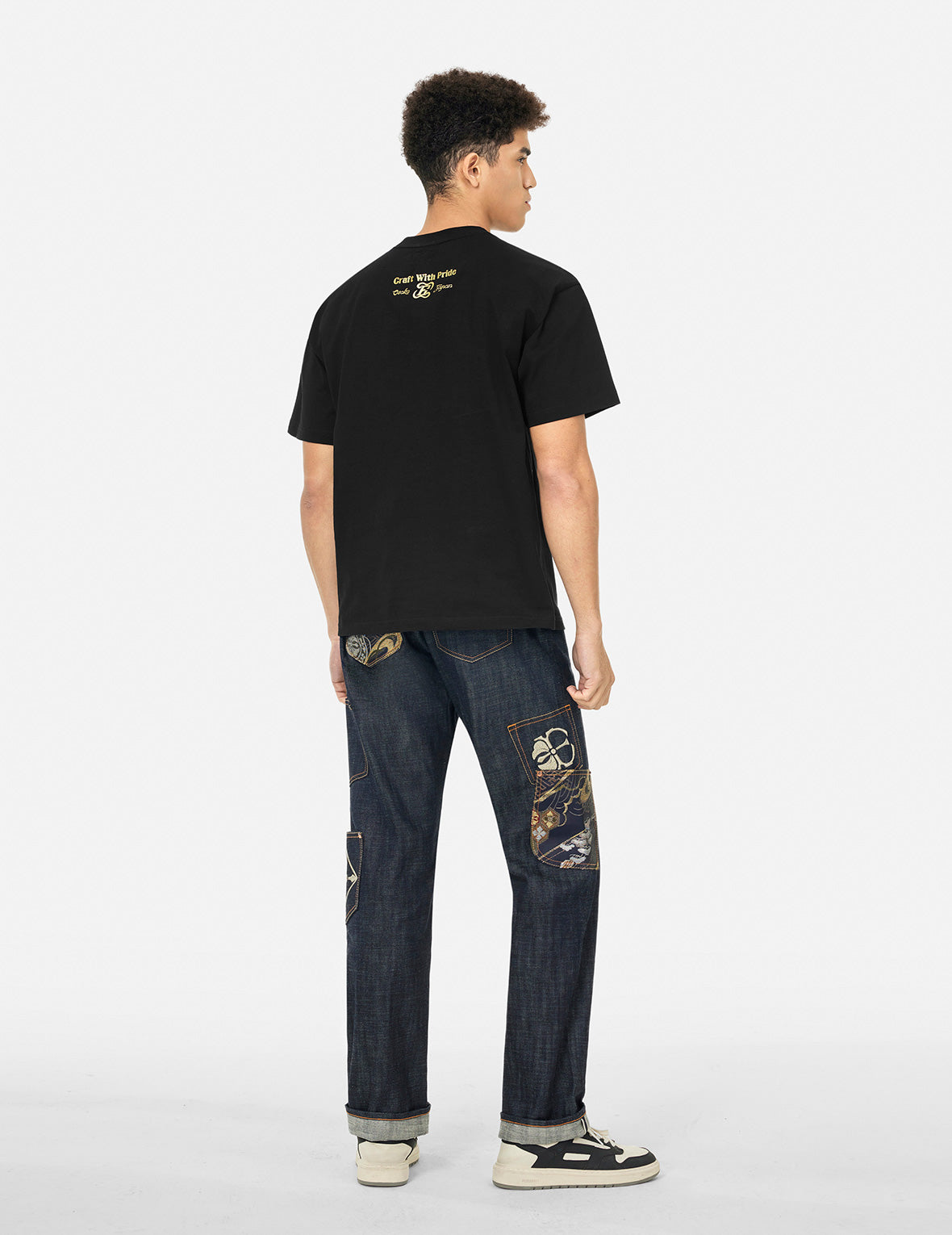 多口袋和多印花宽版休闲T恤