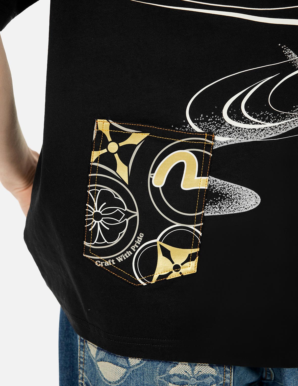 多口袋和多印花宽版T恤