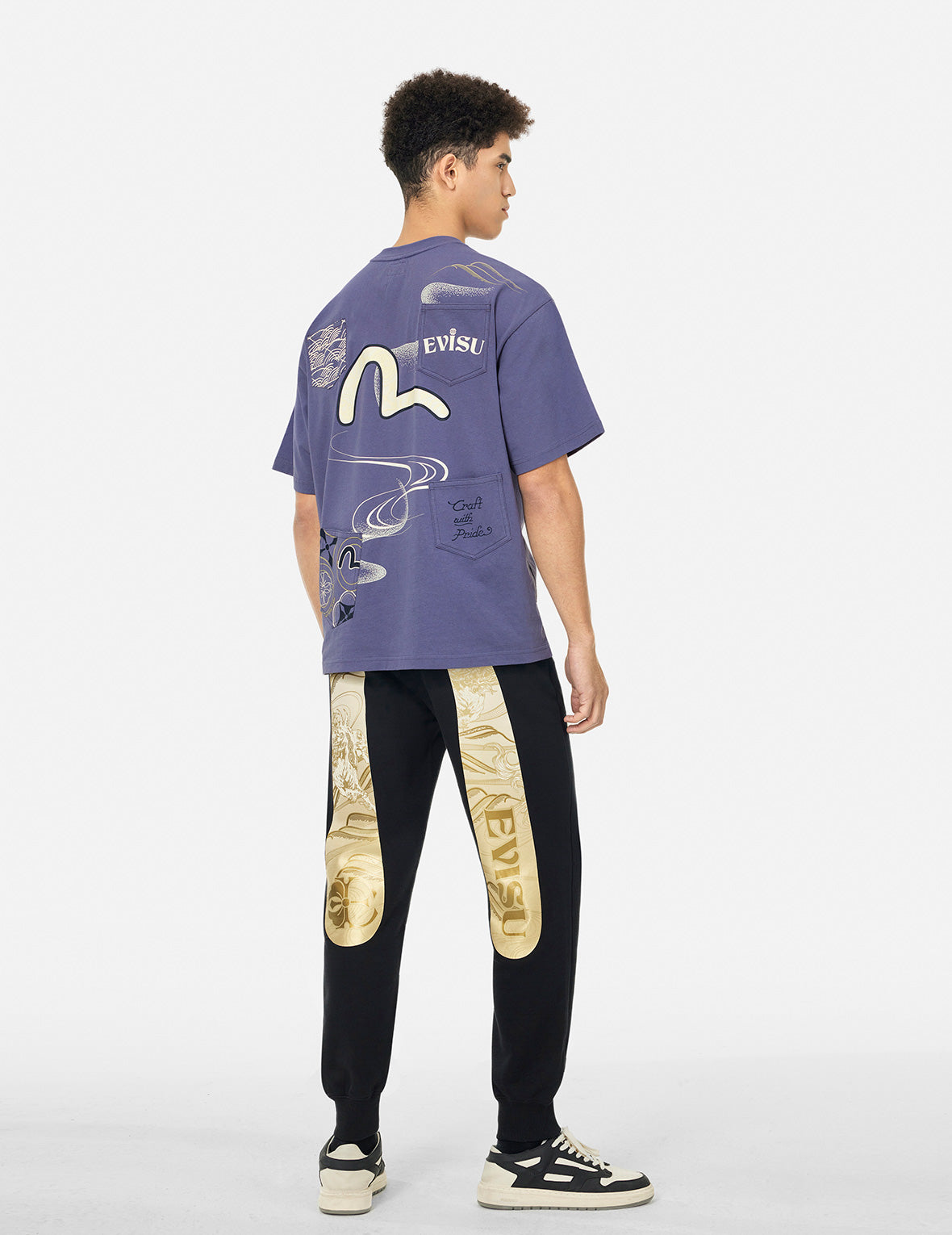 多口袋和多印花宽版T恤