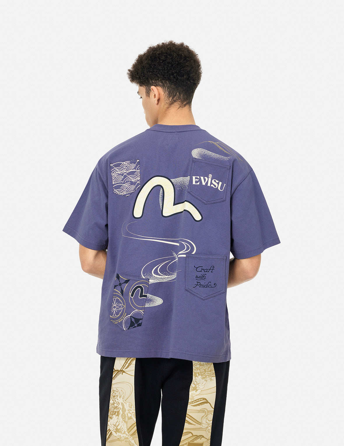 多口袋和多印花宽版T恤