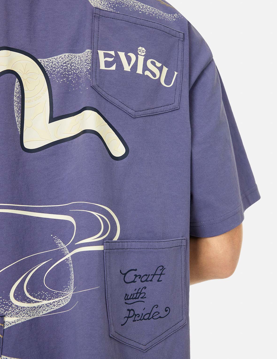 多口袋和多印花宽版T恤