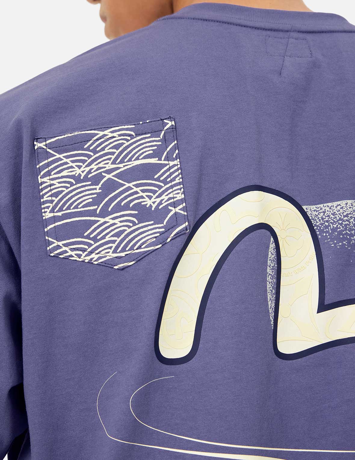 多口袋和多印花宽版T恤