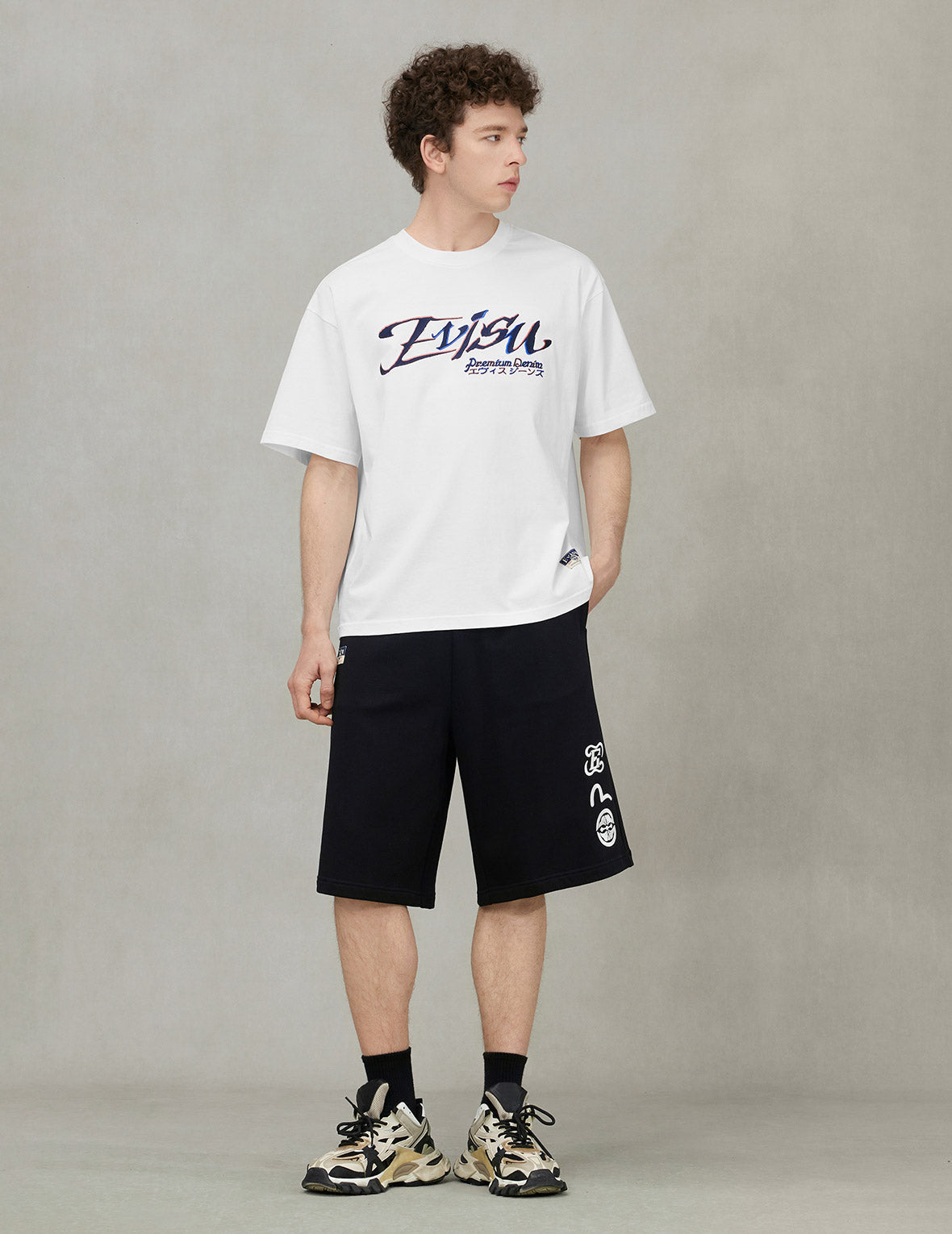 商标和家花刺绣宽版T恤