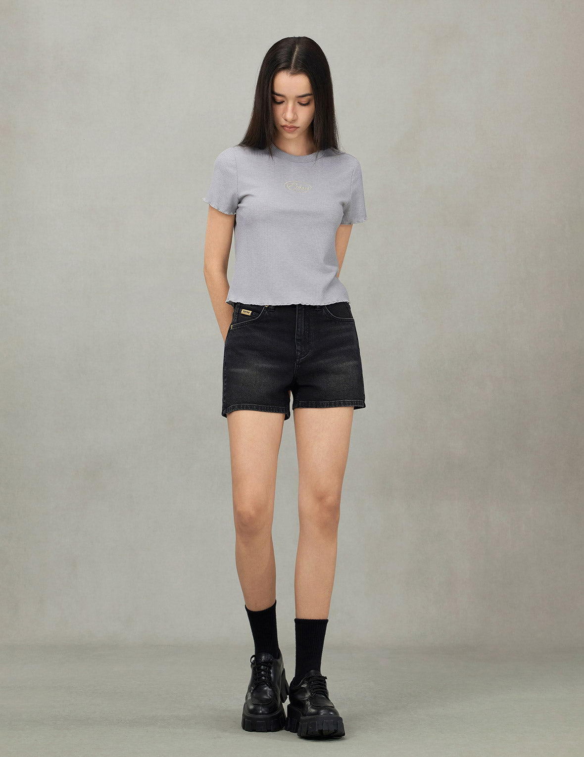 帆绳扭纹商标刺绣时尚版型T恤