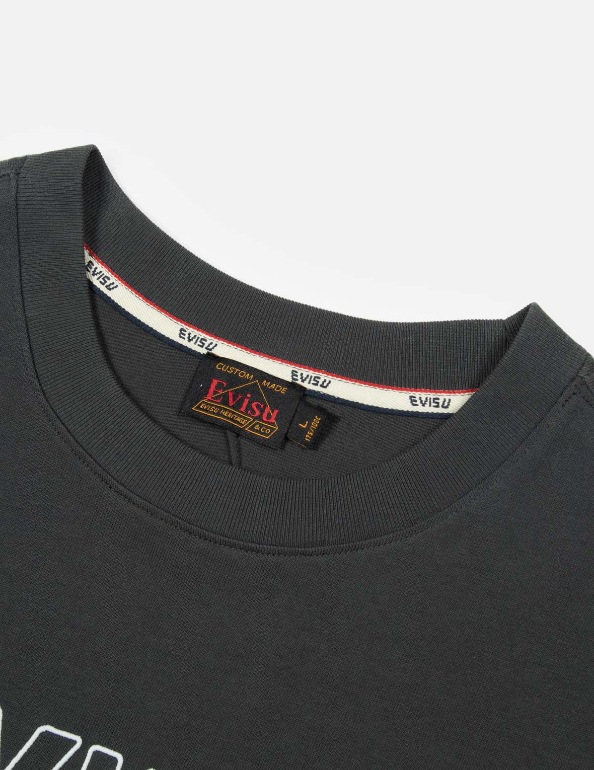 商标刺绣和"海天羽鲤"印花宽版休闲T恤