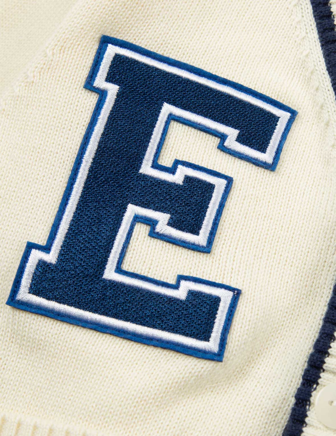 校园风海鸥刺绣常规版型针织外套