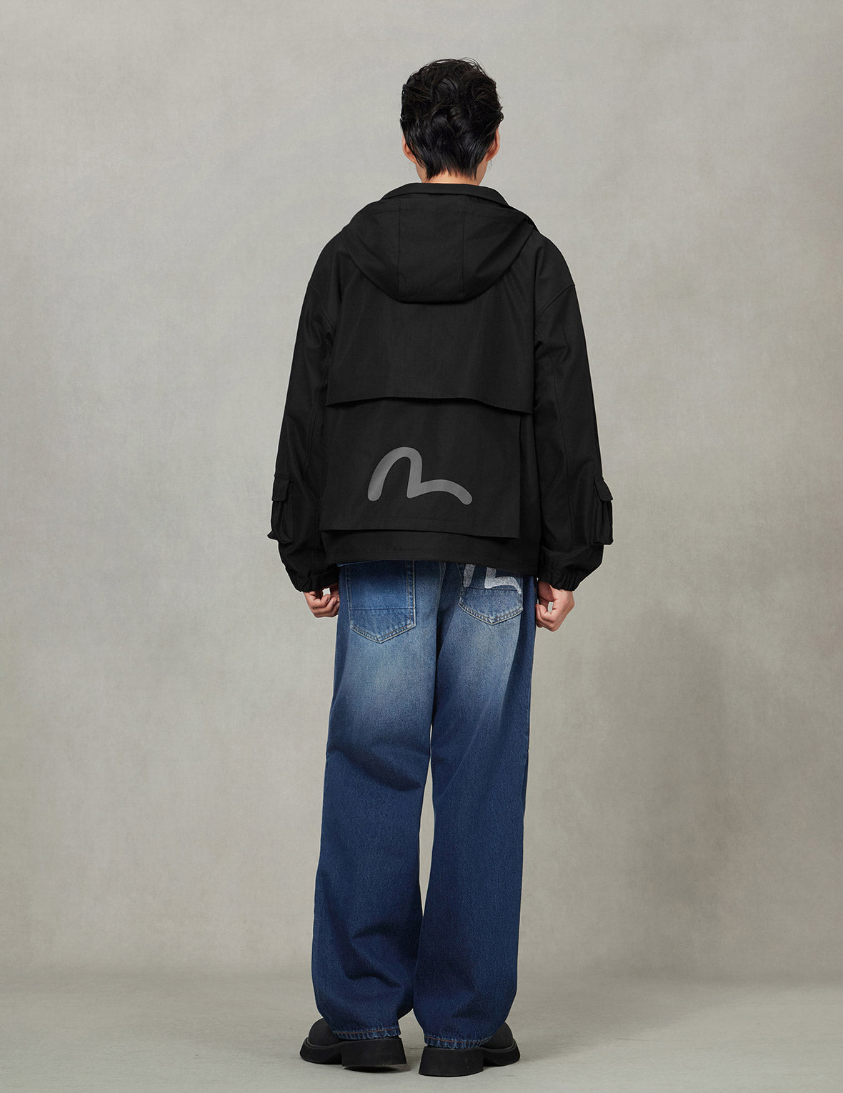 多口袋常规版型可拆式连帽户外外套