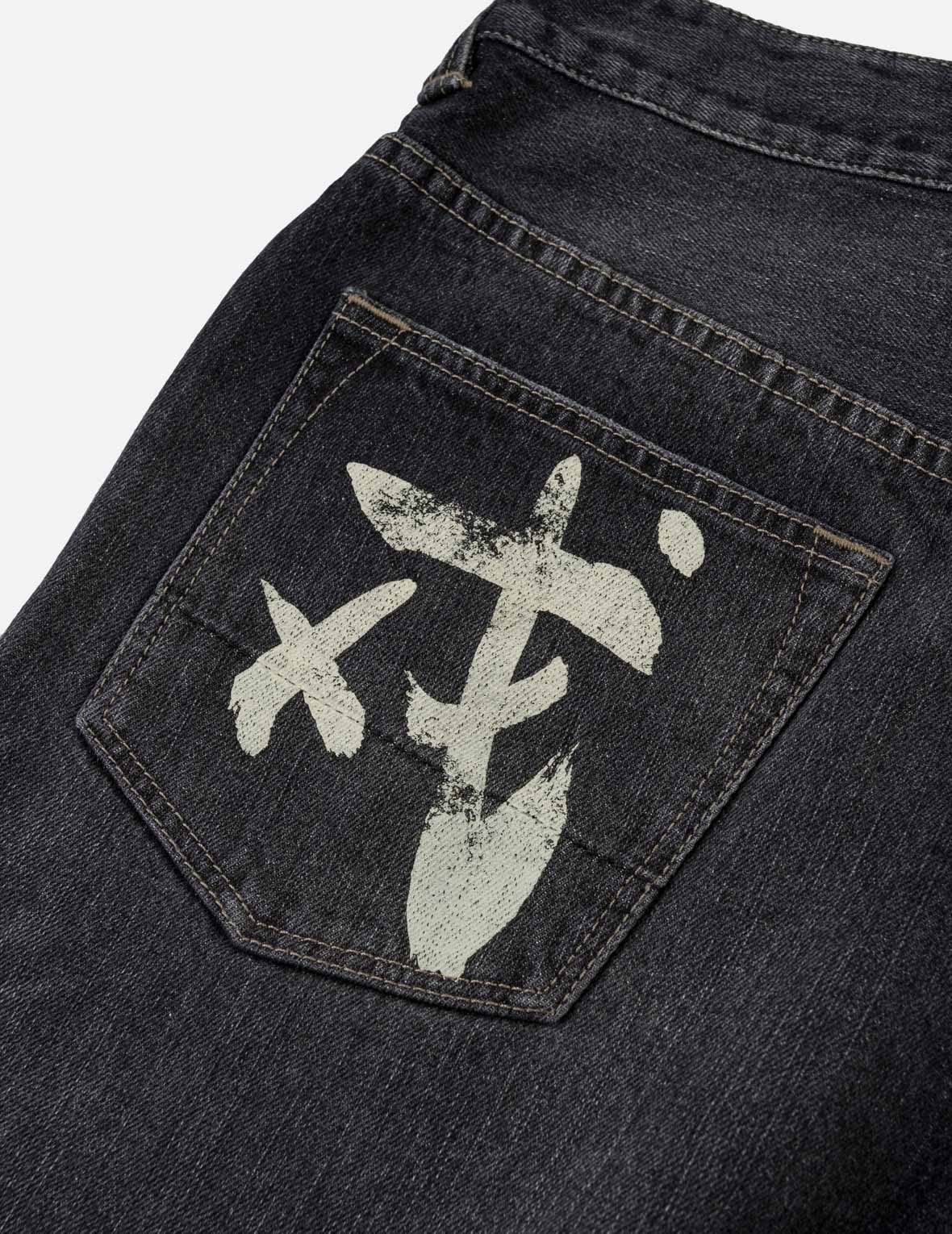 戎字破损牛仔裤