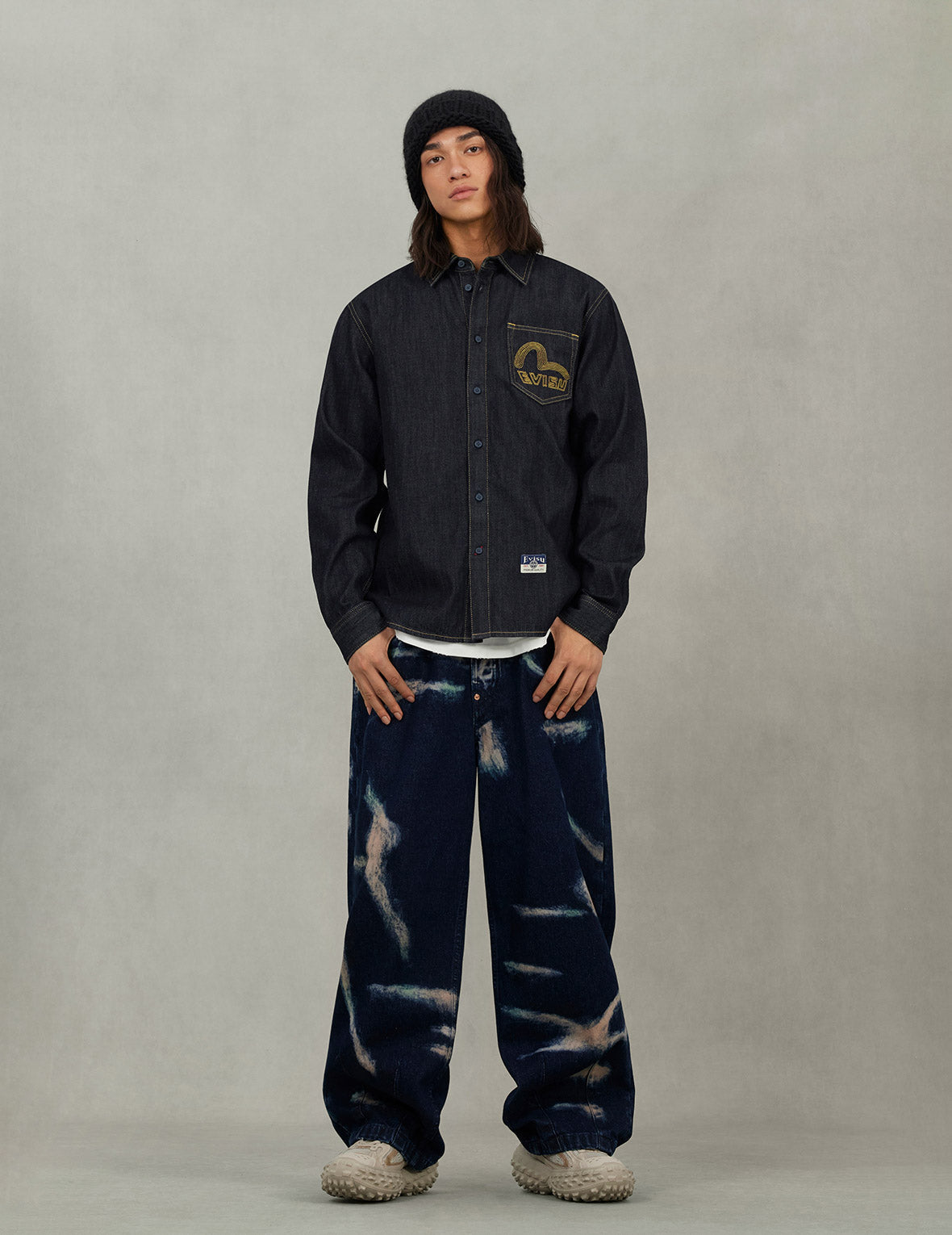 海鸥刺绣常规版型牛仔长袖衬衣