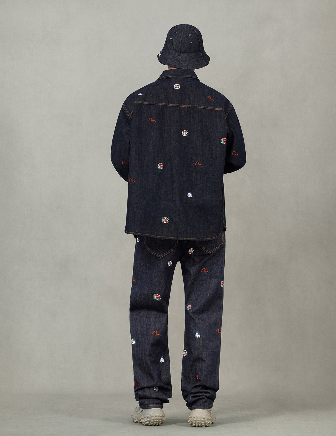 满地品牌刺绣常规版型牛仔外套