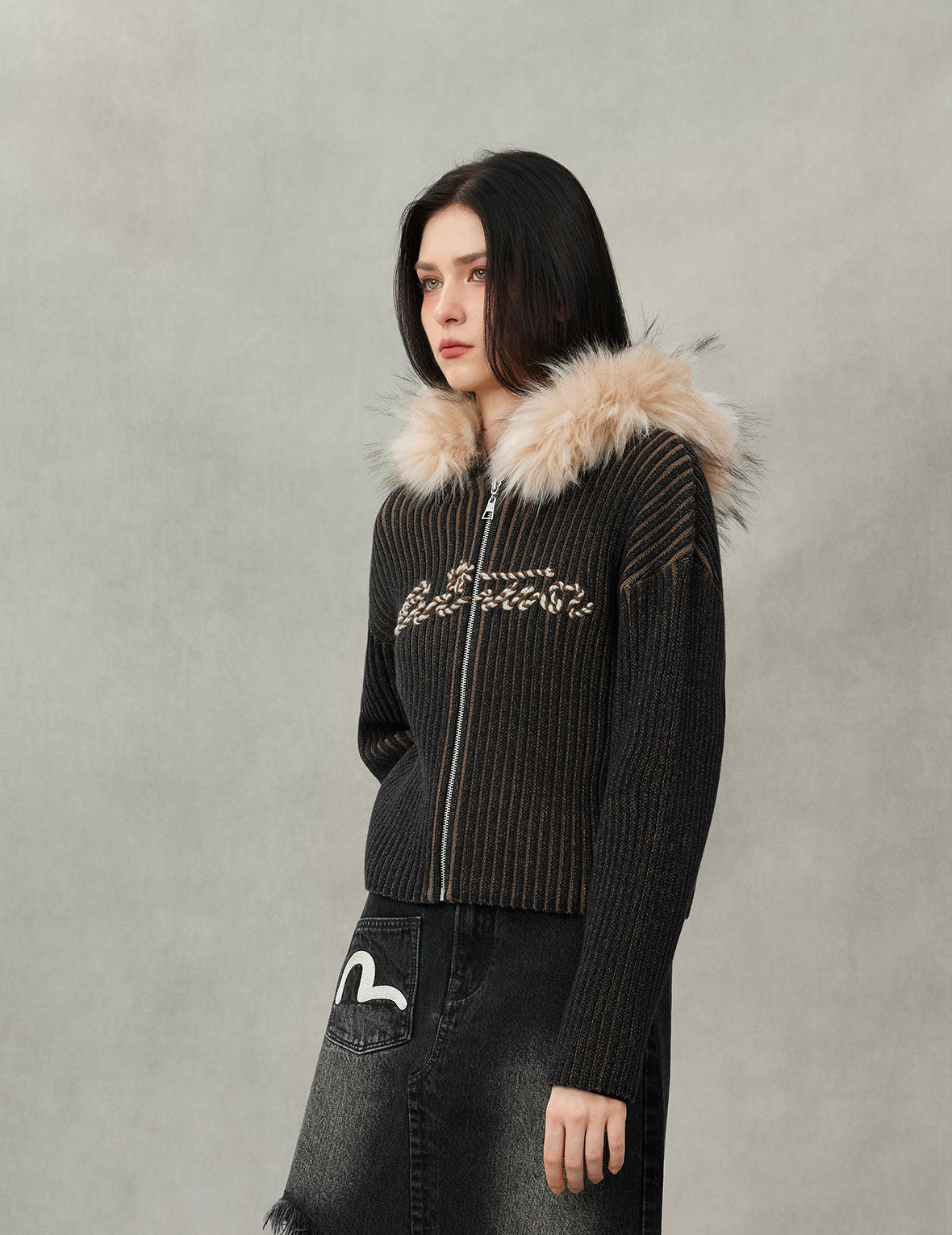 商标绳纹刺绣常规版型连帽针织外套