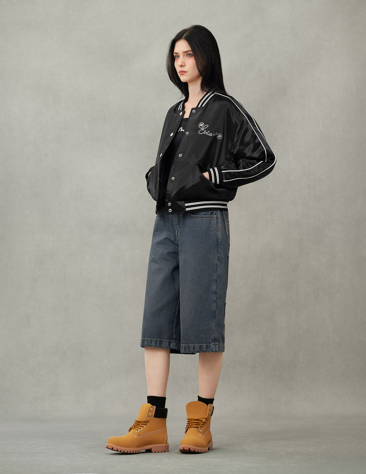 商标和毛茸茸小猫刺绣时尚版型校队外套