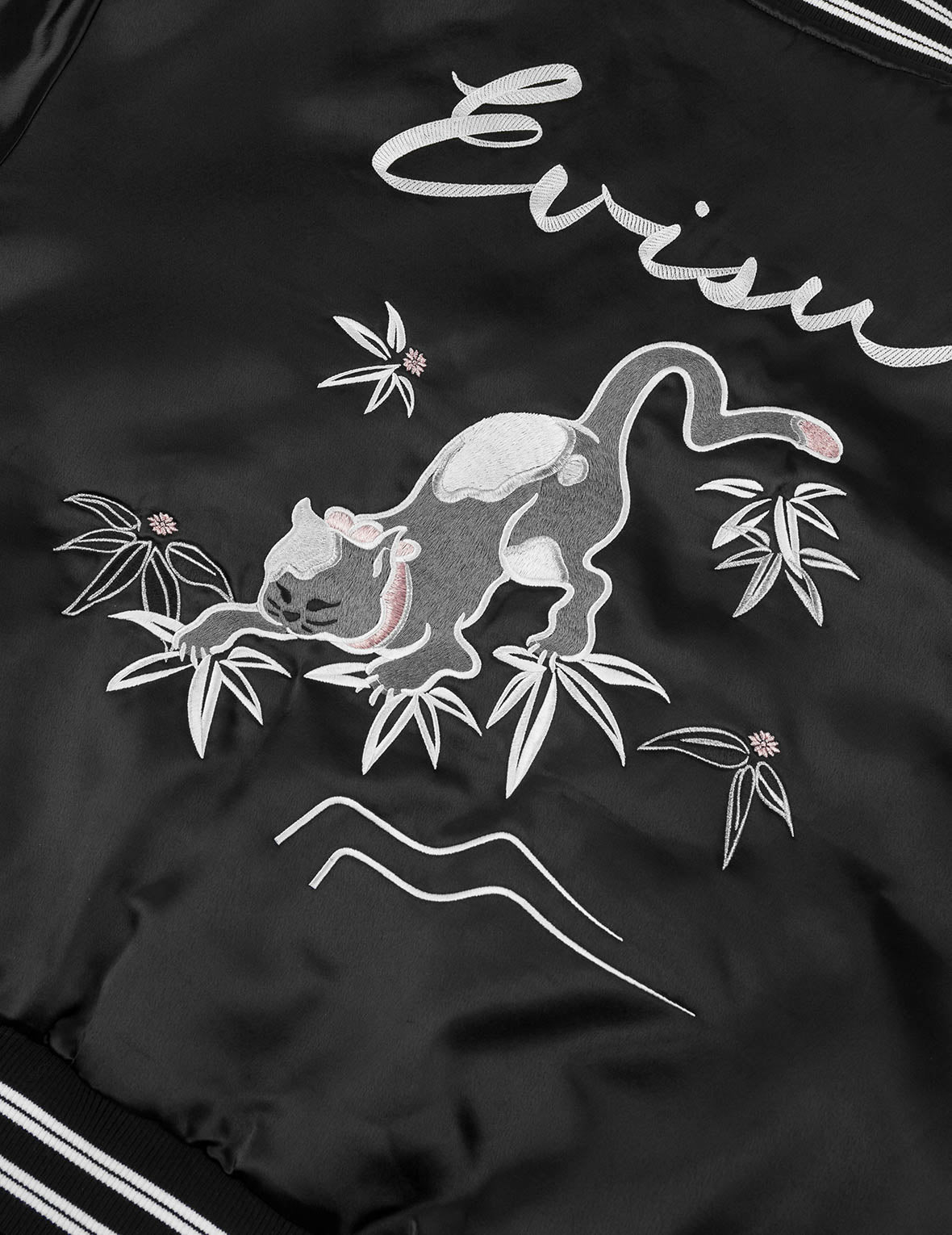 商标和毛茸茸小猫刺绣时尚版型校队外套