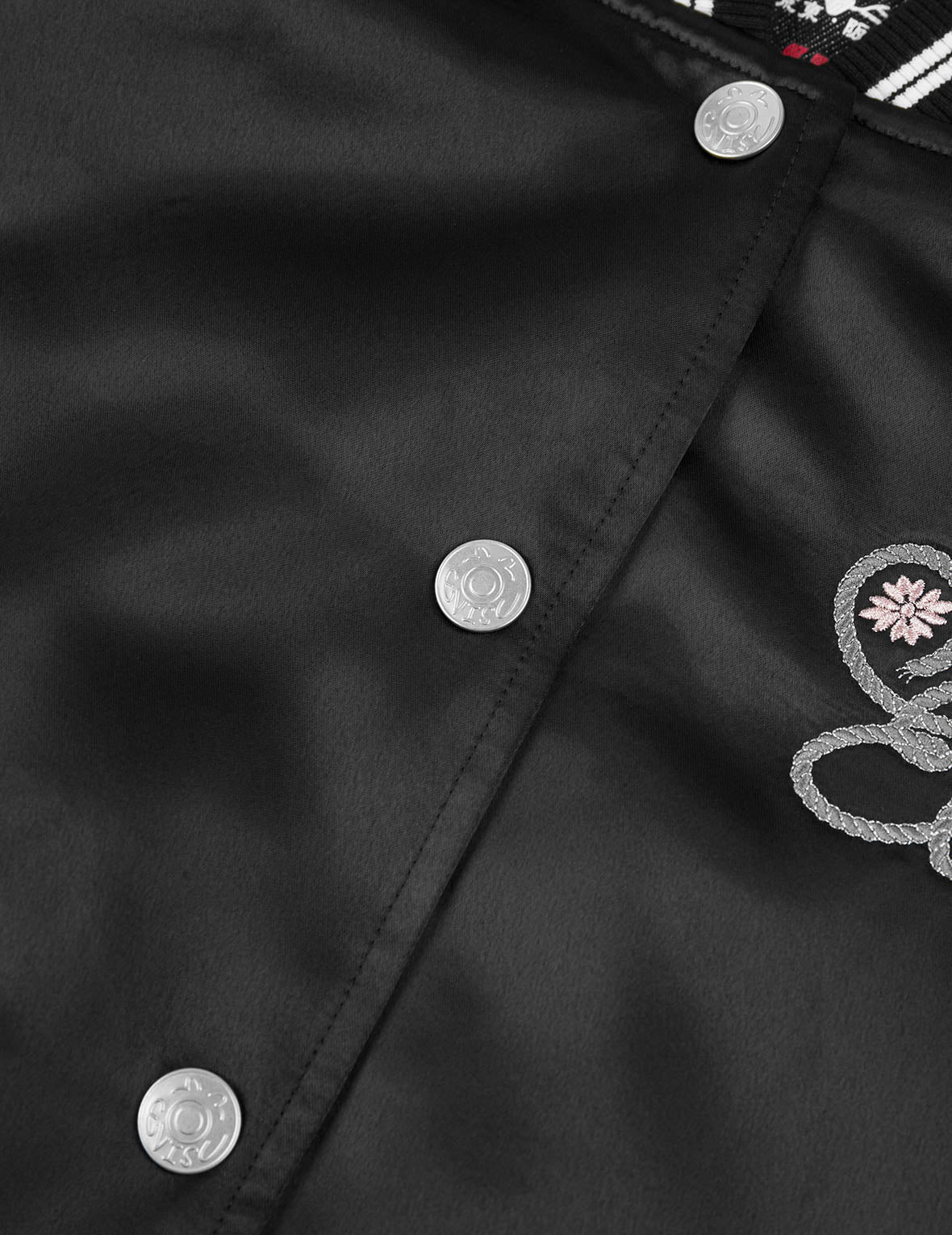 商标和毛茸茸小猫刺绣时尚版型校队外套