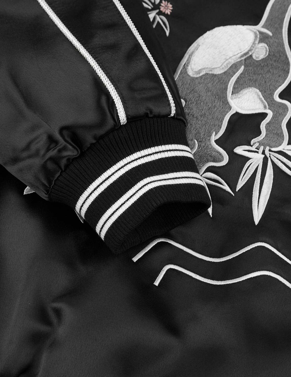 商标和毛茸茸小猫刺绣时尚版型校队外套