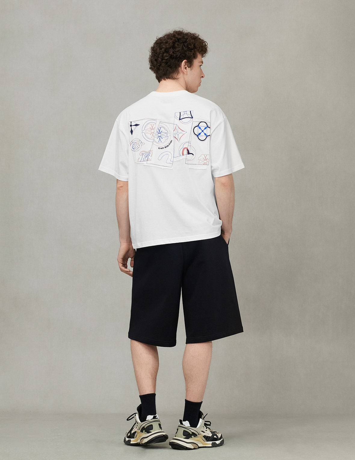 商标和家花刺绣宽版T恤