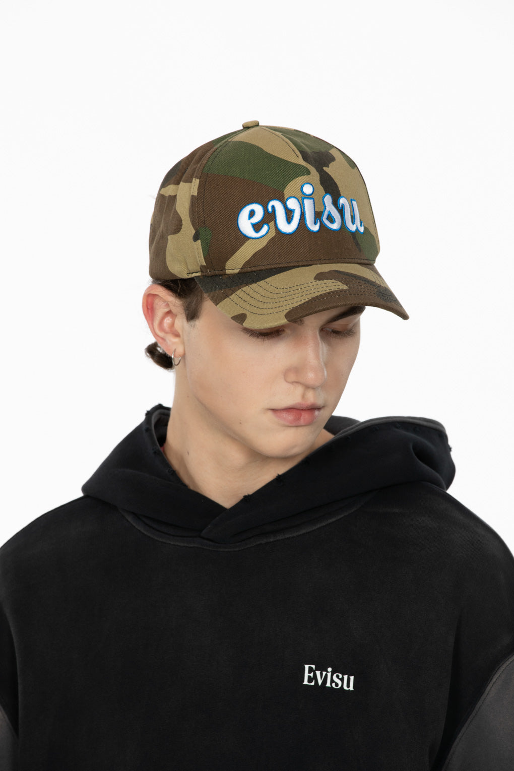 商标刺绣迷彩鸭舌帽– EVISU